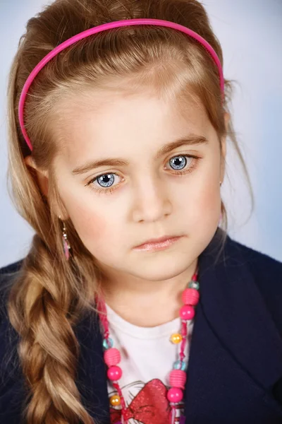 Kaukázusi csinos kislány keresi a szomorú arcképe Stock Kép