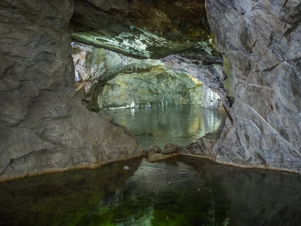 Jaskinia Zimą Zamarzniętym Podziemnym Jeziorem Soplami — Zdjęcie stockowe