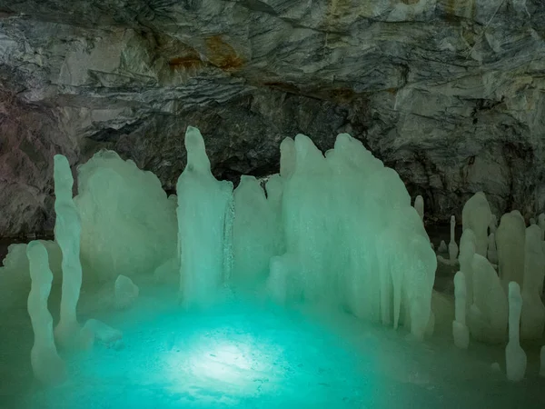 Una Grotta Inverno Con Lago Sotterraneo Ghiacciato Ghiaccioli Con Sotto — Foto Stock