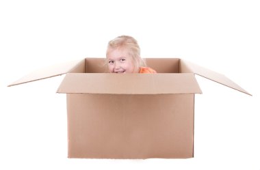 bir kutu içinde oynayan çocuk