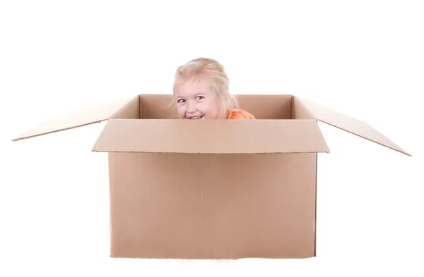 Criança brincando em uma caixa — Fotografia de Stock