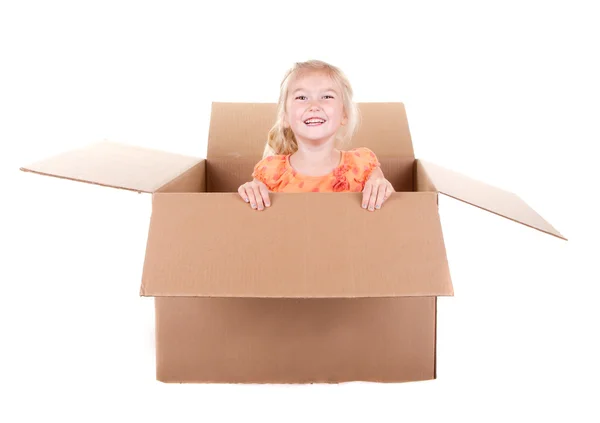 Enfant jouant dans une boîte — Photo