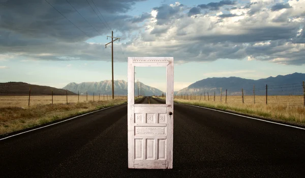 Un camino con una puerta en medio de la carretera —  Fotos de Stock