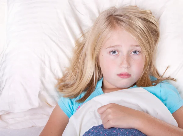 Sick girl laying in bed — Stock Photo, Image