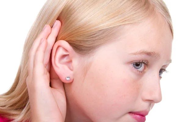 Adolescente com a mão aos ouvidos ouvindo — Fotografia de Stock