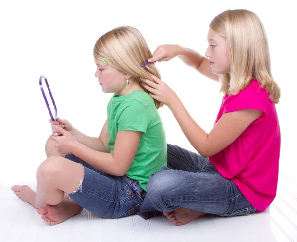 Sorelle pettinando i capelli — Foto Stock