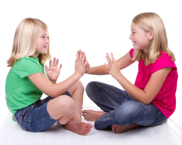 Meisjes spelen klappen spel — Stockfoto