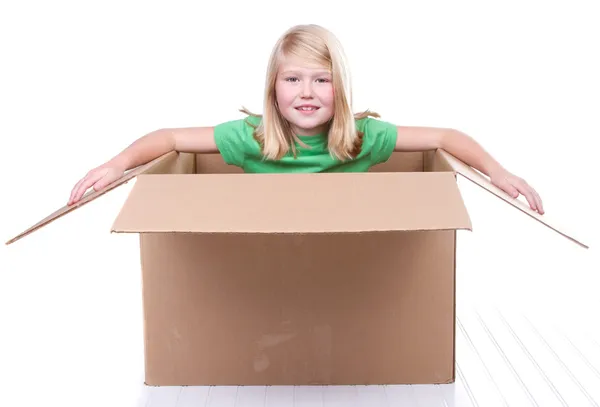 Chica en caja de cartón — Foto de Stock