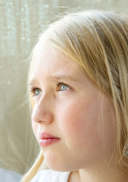 Primer plano de un adolescente mirando por una ventana — Foto de Stock