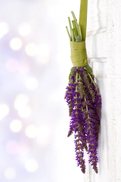 Flores colgando de una puerta vintage — Foto de Stock