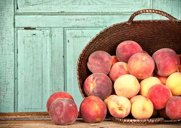 Many peaches in basket — Stock Photo, Image