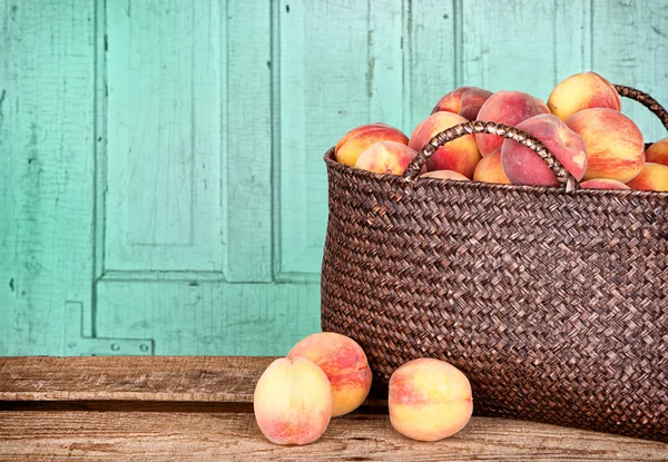 Many peaches in basket — Stock Photo, Image