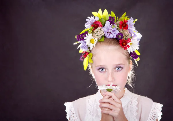 Meisje of tiener met bloemen in haar — Stockfoto