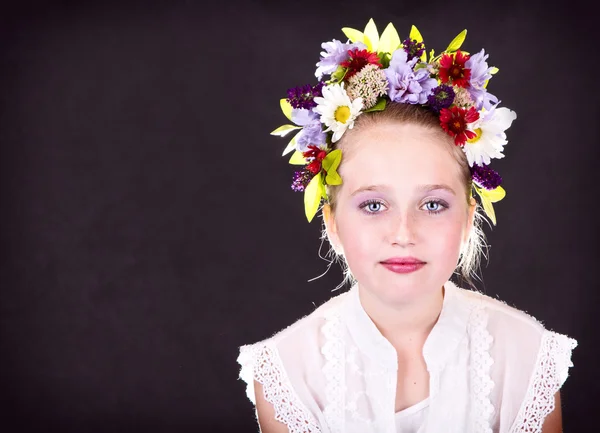 Дівчина або підліток з квітами у волоссі — стокове фото