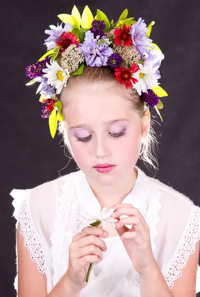 Menina ou adolescente com flores no cabelo — Fotografia de Stock