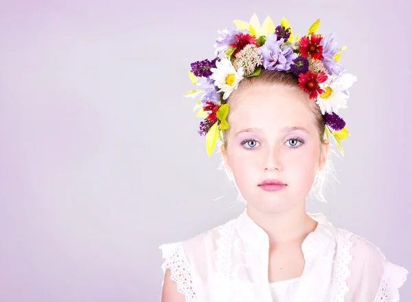 Mädchen oder Teenager mit Blumen im Haar — Stockfoto