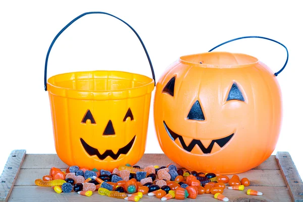 Dulces de Halloween y cubo de calabaza en madera —  Fotos de Stock