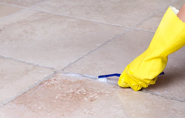 Limpieza de lechada de azulejos con cepillo de dientes — Foto de Stock