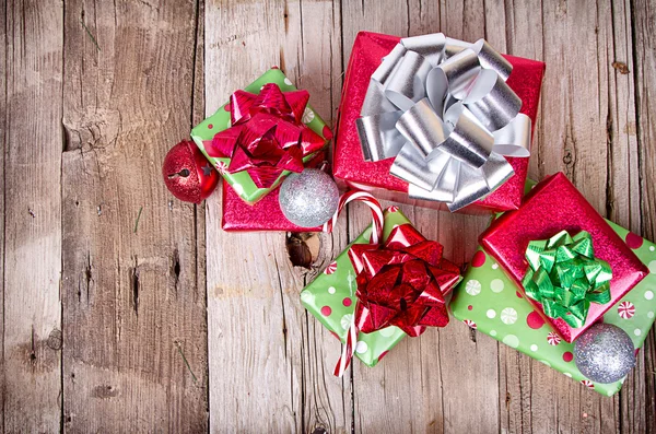 Kerstcadeautjes op houten achtergrond — Stockfoto