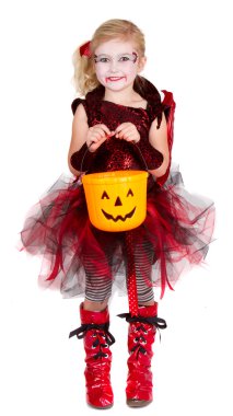 Cadılar Bayramı kostümü giymiş genç kız