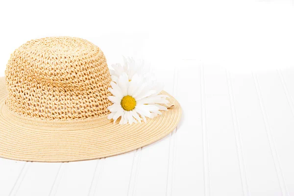 Chapéu de sol no fundo branco — Fotografia de Stock