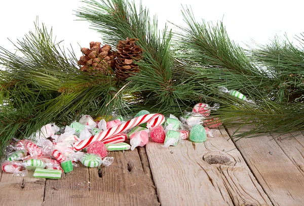 Dulces de Navidad sobre fondo de madera — Foto de Stock