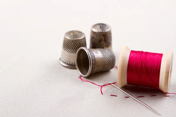 Antique thread and thimbles — Stock Photo, Image
