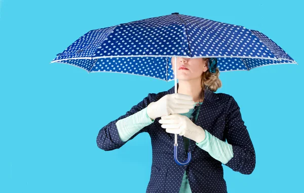 Mujer sosteniendo un paraguas — Foto de Stock