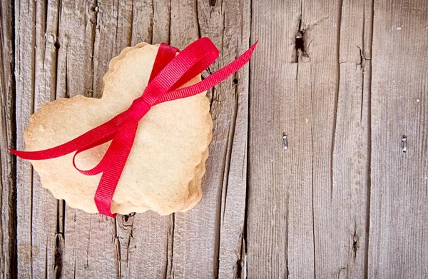 Heart shaped cookie tied with ribbon — Stock Photo, Image