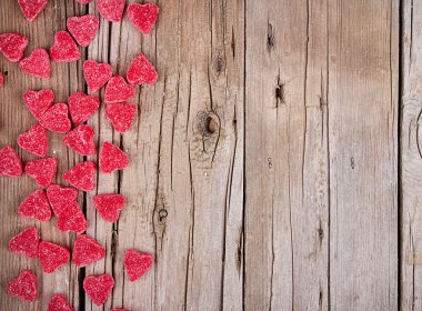 Kalp şekli şeker ahşap tahta üzerinde