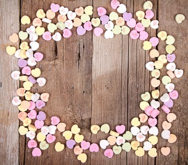 Kalp şekli şeker ahşap tahta üzerinde