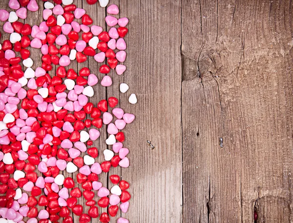 Herzförmige Bonbons auf Holzplanke — Stockfoto