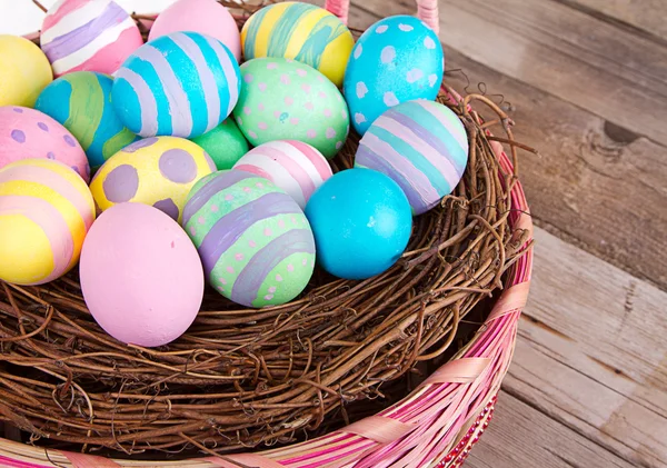 Cesta de Pascua con huevos de Pascua —  Fotos de Stock