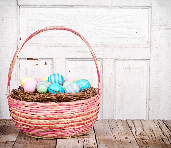 Cesta de Pascua con huevos de Pascua —  Fotos de Stock