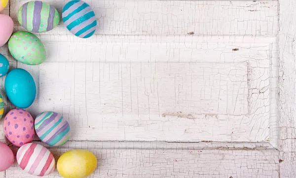 Huevos de Pascua sobre un fondo antiguo agrietado — Foto de Stock