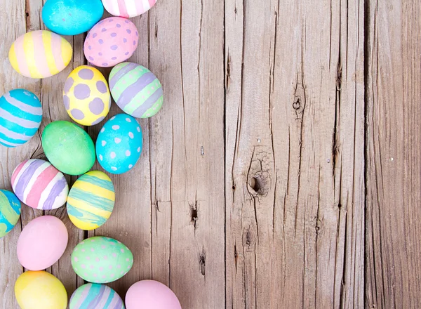 Huevos de Pascua sobre un fondo de madera — Foto de Stock