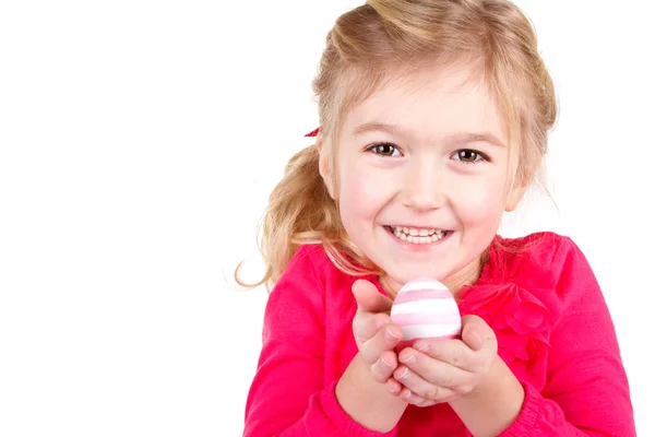 Enfant élevant oeuf de Pâques — Photo