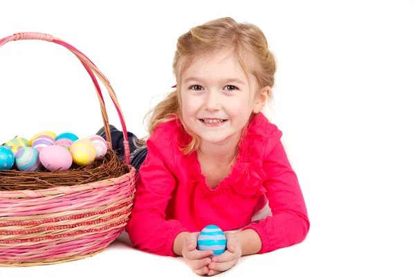 Kind hält Osterei mit Osterkorb — Stockfoto