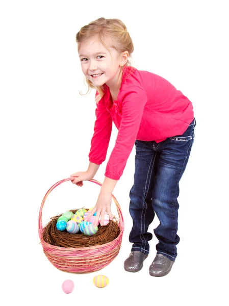 Kind hält Osterkorb — Stockfoto