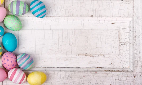 Huevos de Pascua sobre un fondo antiguo agrietado —  Fotos de Stock