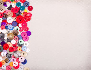 kumaş üzerine çok renkli düğmeler