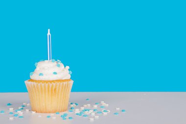 Mavi mum ve sprinkles ile tek cupcake