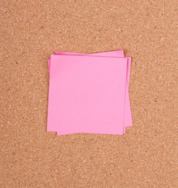 ilan panosu üzerinde yapışkan not