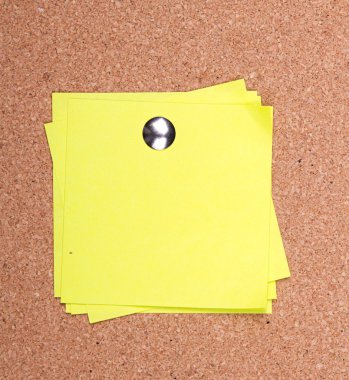 ilan panosu üzerinde yapışkan not