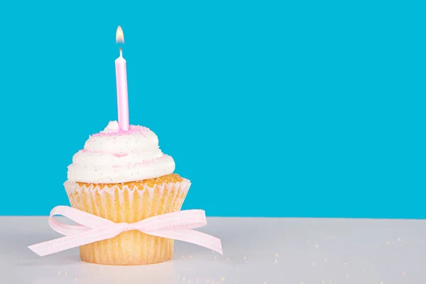 Cupcake único com vela rosa acesa — Fotografia de Stock
