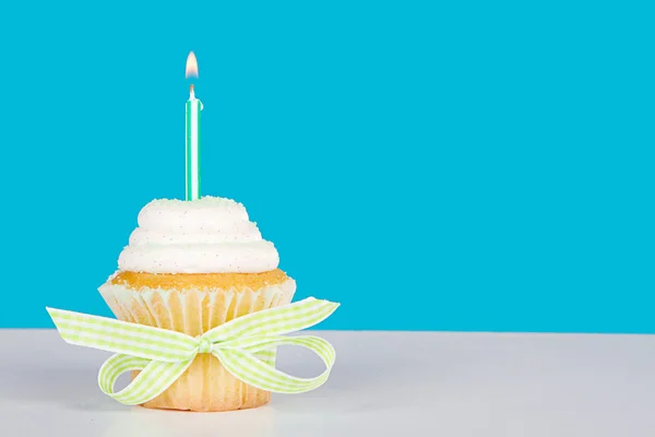 Cupcake único com vela verde acesa — Fotografia de Stock