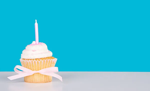 Cupcake singolo con candela rosa — Foto Stock