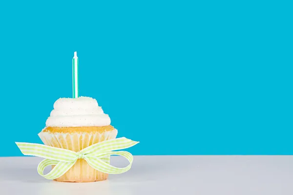 Cupcake singolo con candela verde — Foto Stock