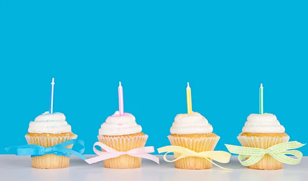 Cupcakes com velas e arcos — Fotografia de Stock