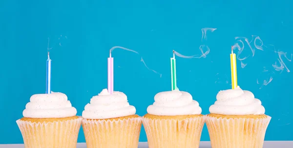 Vanille cupcakes met kaarsen — Stok fotoğraf